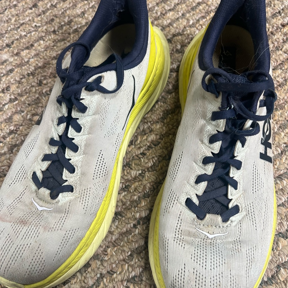 Hoka Men's Mach 4 Mens 9 D.      White and Yellow